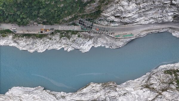 台8線中橫公路靳珩隧道，立霧溪燕子口峽谷山坡崩塌造成堰塞湖。（圖／翻攝自Facebook／公路局：公路人）