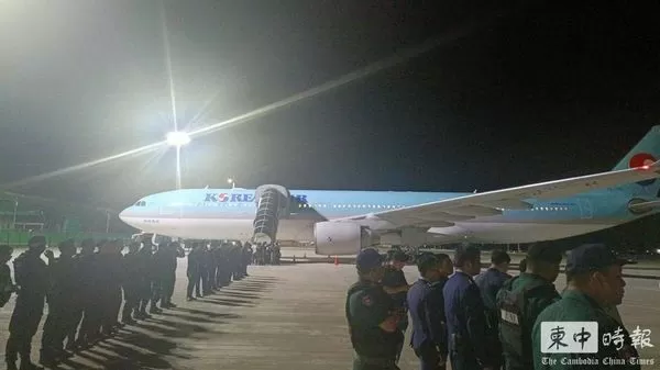 ▲▼64名涉嫌在柬埔寨從事電信詐騙的南韓公民18日清晨搭乘專機返抵南韓。（圖／取自柬中時報）