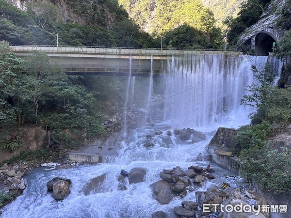 ▲▼             花蓮立霧溪堰塞湖溢流到台8線靳珩隧道。（圖／林業及自然保育署花蓮分署提供）
