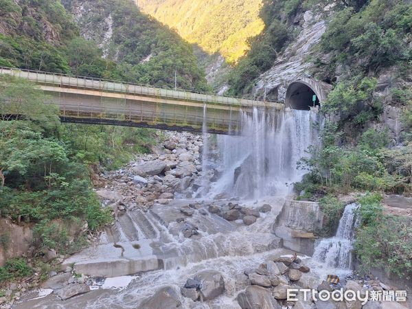 ▲▼             花蓮立霧溪堰塞湖溢流到台8線靳珩隧道。（圖／林業及自然保育署花蓮分署提供）