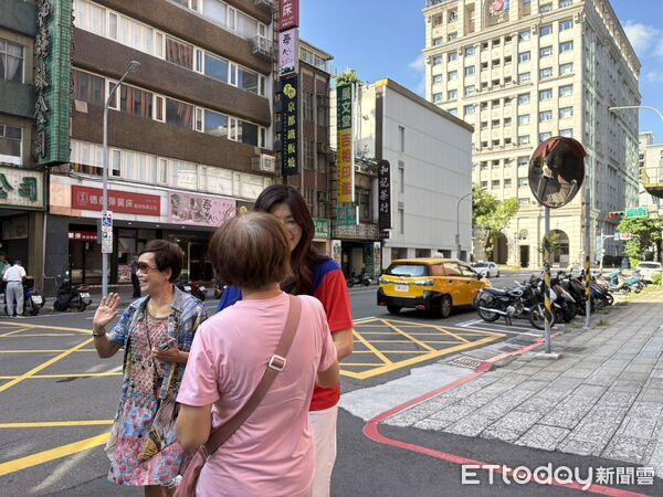▲鄭麗文投票，支持者喊加油。（圖／記者鄭佩玟攝）