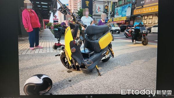 ▲▼自小客車與微型電動二輪車發生車禍，騎士送醫搶救仍不治。（圖／記者翁伊森翻攝）