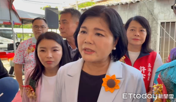 ▲▼             雲林土庫順天宮發生炸傷人意外，在現場的縣長張麗善緊急協助止血。（圖／記者游瓊華翻攝，下同）