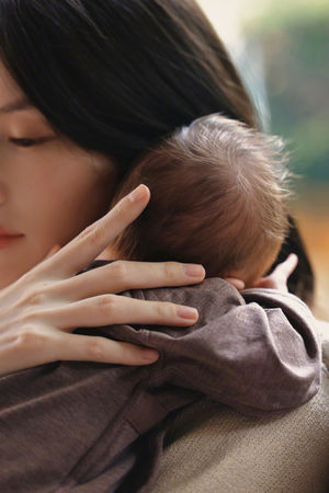 ▲▼陳偉霆、何穗曬出照音波照、懷孕得子的照片，戀情全程保密。（圖／翻攝自微博）