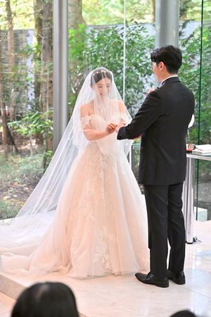 ▲鄭家純與AKIRA交換戒指。（圖／記者葉文正攝，千巡影視）