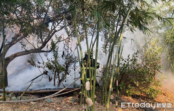 ▲警消前往灌救，發現老農倒臥火堆中，經送醫仍傷重不治。（圖／桃園市政府消防局提供）