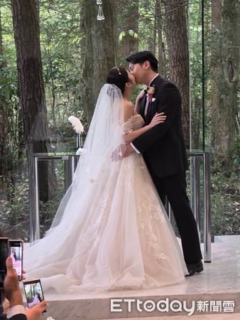 ▲鄭家純與Akira深情相吻。（圖／記者葉文正攝）