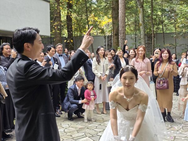 ▲鄭家純丟捧花。（圖／記者葉文正攝）