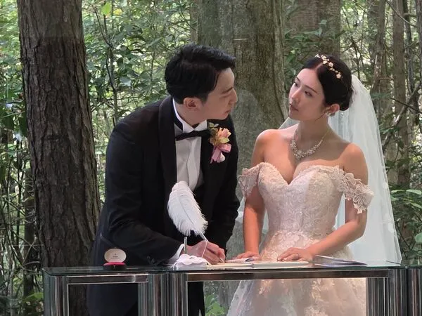 ▲鄭家純丟捧花。（圖／記者葉文正攝）