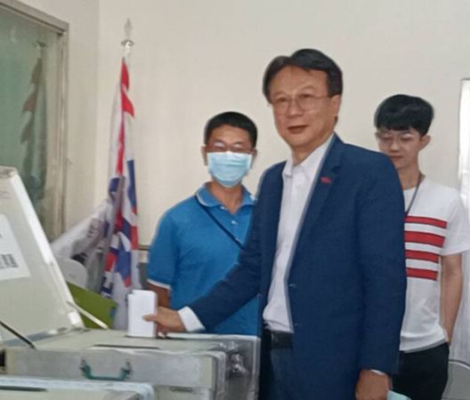 ▲國民黨主席6號候選人卓伯源現身投票。（圖／記者唐詠絮攝）