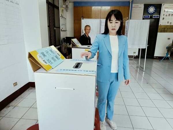 ▲國民黨主席6號候選人卓伯源現身投票。（圖／記者唐詠絮攝）