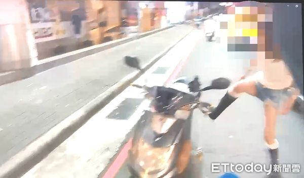 ▲林女當警員面前違規，遭攔查搜出喪屍煙彈。（圖／記者陸運陞翻攝）