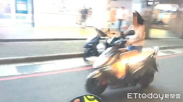 ▲林女當警員面前違規，遭攔查搜出喪屍煙彈。（圖／記者陸運陞翻攝）