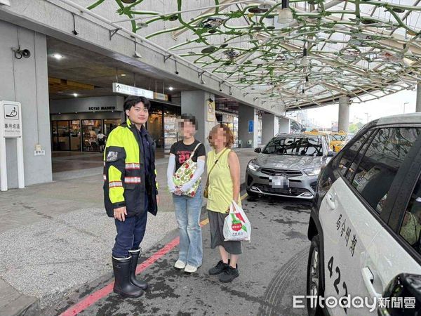 ▲潮州警分局員警即時協助日籍旅客搭上預定列車。（圖／記者陳崑福翻攝）