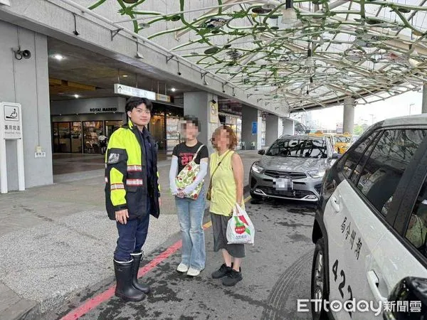 ▲潮州警分局員警即時協助日籍旅客搭上預定列車。（圖／記者陳崑福翻攝）