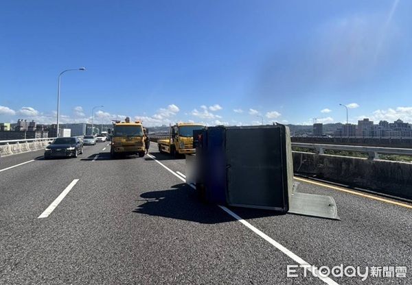 ▲▼70歲吳男駕自小貨車，疑操作不當翻覆國道1號五楊高架。（圖／國道警方提供）