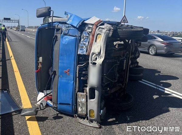 ▲▼小貨車側翻後貨物掉落路面。（圖／國道警方提供