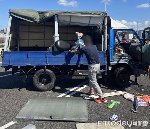 ▲▼小貨車側翻後貨物掉落路面。（圖／國道警方提供