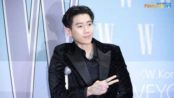 ▲《W Korea》以宣導乳癌為由舉辦慈善晚會，當天眾星雲集，最後卻淪為藝人間的派對，在韓網被罵爆。（圖／翻攝自Newsen）