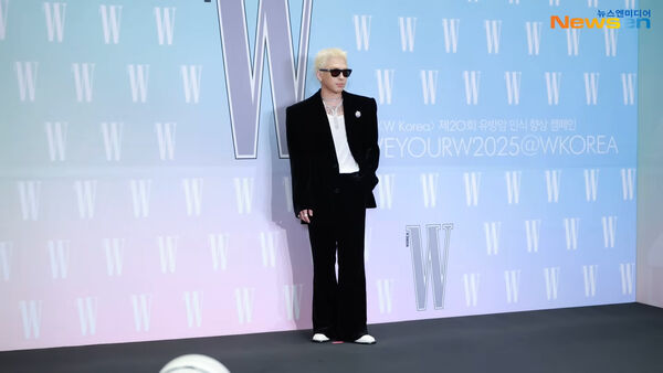 ▲▼韓星全被罵！《W Korea》宣導乳癌淪為酒局　5位大咖暖舉反被讚爆。（圖／翻攝自Newsen）