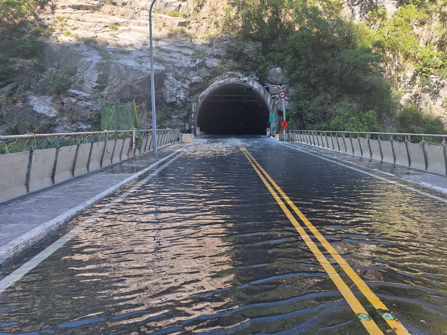 ▲花蓮太魯閣燕子口一帶因地震再度發生土石坍塌，堰塞湖。（圖／林業及自然保育署花蓮分署提供）