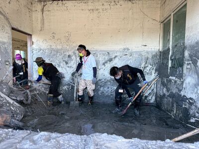 賓賓哥自掏腰包！「出動十多台挖土機」救援花蓮　見屋主哽咽求助出手了