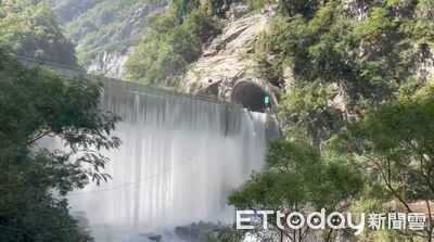 燕子口堰塞湖維持紅色警戒！壩頂緩慢出水　下游居民速返家取物