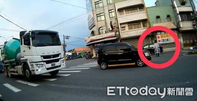 65歲男拿塑膠椅當拐杖過馬路　里港警見狀即刻暖援