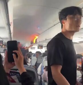 陸航班行李架燒起來！滅火後證實「又是行動電源」