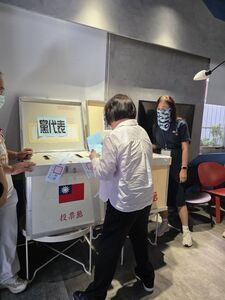 國民黨主席選舉北市投票率不到4成　黃呂錦茹低調現身投票