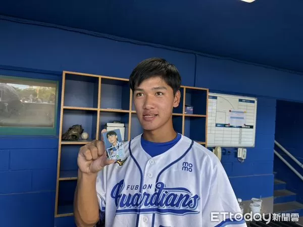 ▲悍將感恩會／球員、球迷角色自由切換　「邦迷」劉承佑：乖乖排隊。（圖／記者胡冠辰攝）