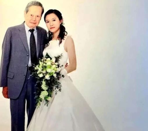 ▲▼82歲的楊振寧與28歲的翁帆結婚。（圖／翻攝微博）