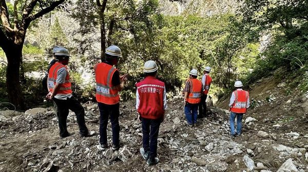 ▼行政院秘書長張惇涵進到花蓮燕子口堰塞湖第一線。（圖／翻攝自Facebook／張惇涵）