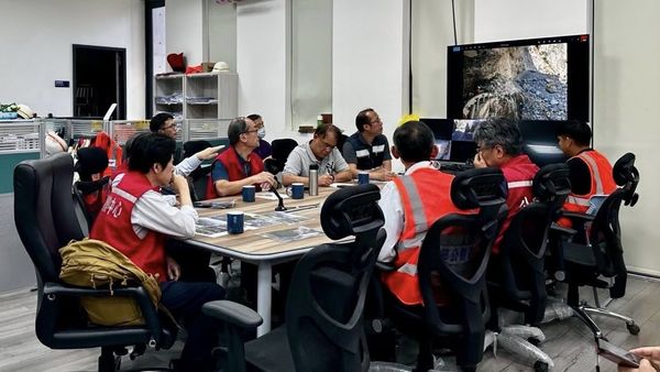 ▲▼行政院秘書長張惇涵進到花蓮燕子口堰塞湖第一線             。（圖／翻攝自Facebook／張惇涵）