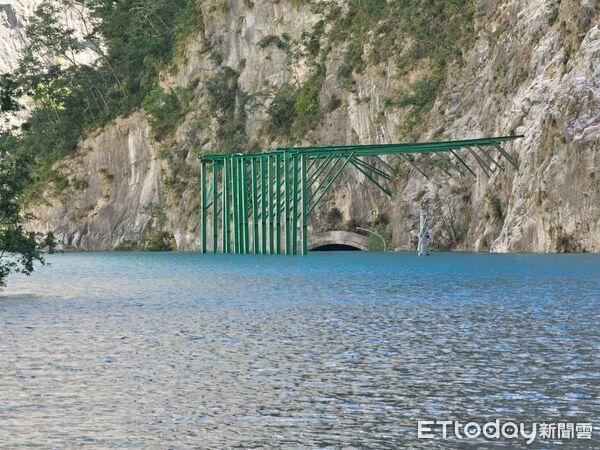 ▲立霧溪堰塞湖溢流到台8線靳珩隧道，溪水從魯丹橋護欄外溢出後排入魯丹溪，再匯入立霧溪。（圖／地方中心翻攝）