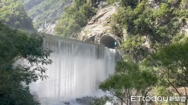 ▲▼立霧溪堰塞湖溢流到台8線靳珩隧道，溪水從魯丹橋護欄外溢出後排入魯丹溪，再匯入立霧溪。（圖／地方中心翻攝）