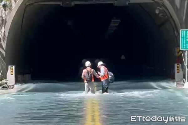 ▲▼立霧溪堰塞湖溢流到台8線靳珩隧道，溪水從魯丹橋護欄外溢出後排入魯丹溪，再匯入立霧溪。（圖／地方中心翻攝）