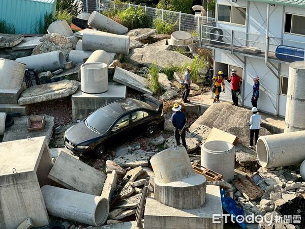 ▲台南市消防局兩隻搜救犬「Stitch」（史迪奇）與「Xavi」（渣渣）表現亮眼，分別通過高級（B級）與中級（A級）檢測。（記者林東良翻攝，下同）