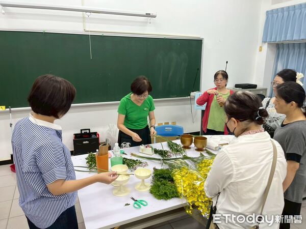 ▲台南市勞工局舉辦「職場ㄟ大小事」講座，邀請前台南市教育局長鄭邦鎮分享「生命的後視鏡&mdash;個人年表寫作」，引導市民透過文字回望生命。（記者林東良翻攝，下同）