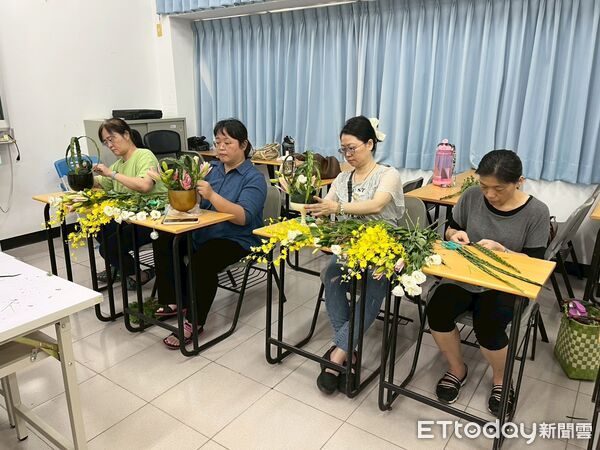 ▲台南市勞工局舉辦「職場ㄟ大小事」講座，邀請前台南市教育局長鄭邦鎮分享「生命的後視鏡&mdash;個人年表寫作」，引導市民透過文字回望生命。（記者林東良翻攝，下同）