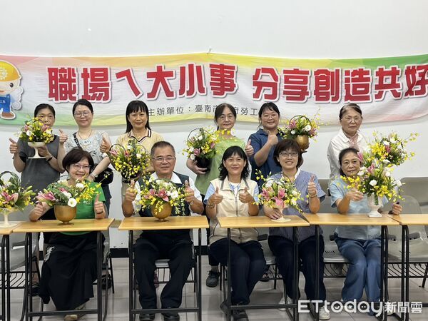 ▲台南市勞工局舉辦「職場ㄟ大小事」講座，邀請前台南市教育局長鄭邦鎮分享「生命的後視鏡&mdash;個人年表寫作」，引導市民透過文字回望生命。（記者林東良翻攝，下同）