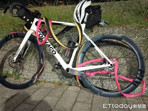 ▲▼前自行車國手彭竣志日前特地騎車南下高雄自主訓練，不料途中遭遇，遭酒駕汽車撞擊，導致他全身多處擦傷、腦震盪，單車損毀。（圖／記者吳世龍翻攝）