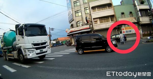 ▲里港警方即時救援陳男過馬路。（圖／記者陳崑福翻攝）