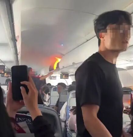 ▲▼陸航班行李架燒起來！滅火後證實「又是行動電源」。（圖／翻攝微博）