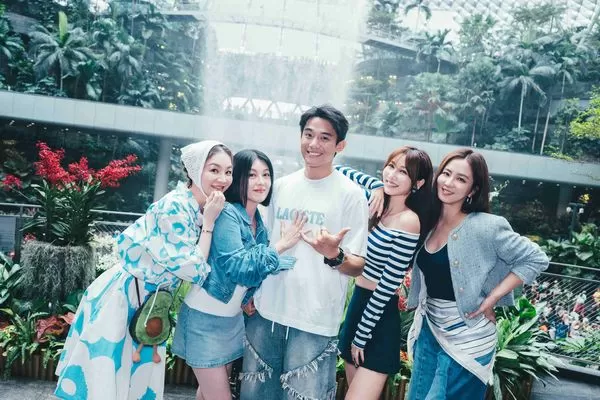 ▲▼花花（左起）、苗可麗、初孟軒、曾莞婷、周曉涵，出發前往新加坡旅遊。（圖／東森綜合台提供）