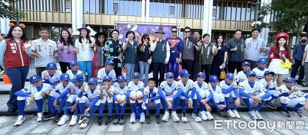 ▲台南永康萬聖節「不給糖就搗蛋」活動熱鬧登場，親子裝扮同樂嗨翻康橋商圈。（記者林東良翻攝，下同）