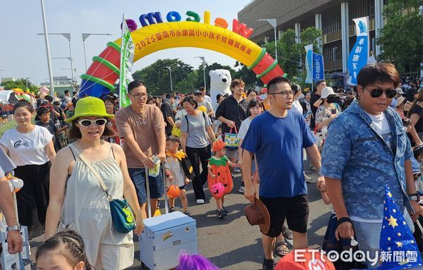▲台南永康萬聖節「不給糖就搗蛋」活動熱鬧登場，親子裝扮同樂嗨翻康橋商圈。（記者林東良翻攝，下同）