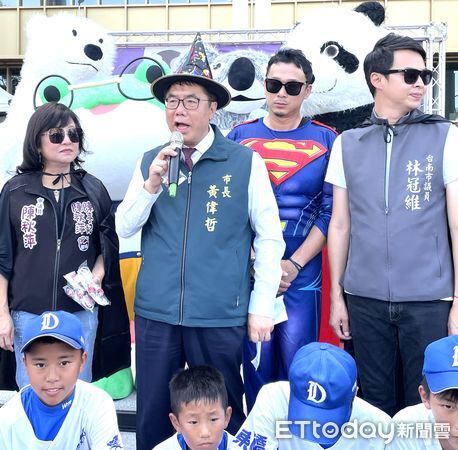 ▲台南永康萬聖節「不給糖就搗蛋」活動熱鬧登場，親子裝扮同樂嗨翻康橋商圈。（記者林東良翻攝，下同）
