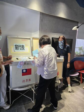 ▲▼國民黨北市黨部主委黃呂錦茹今（18日）稍早赴投票所參與黨主席選舉投票。（圖／讀者提供）