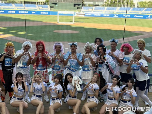 ▲悍將感恩會／笑聲連連！新秀變裝嗨翻新莊　江庭毅領口太低怕走光。（圖／記者胡冠辰攝）